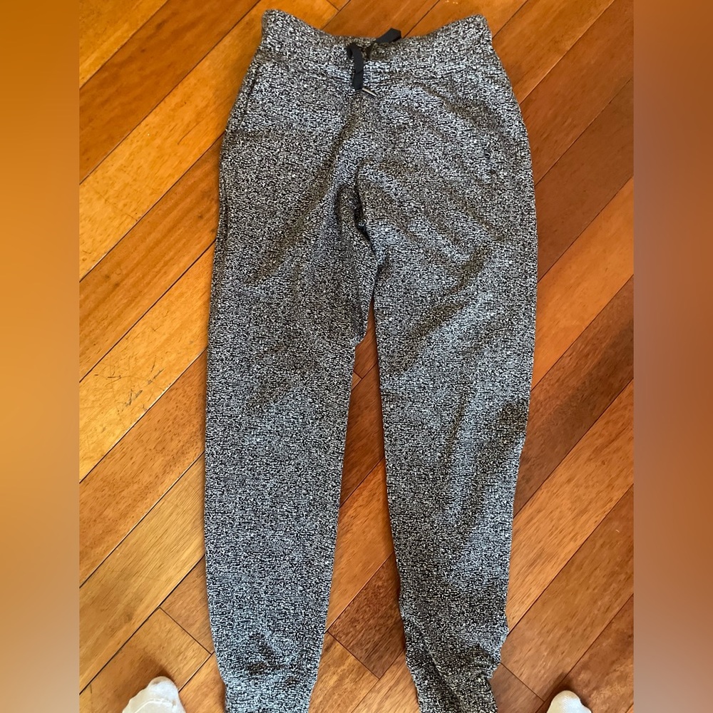 Lululemon joggers cuffed at the bottom size 6 Lulu